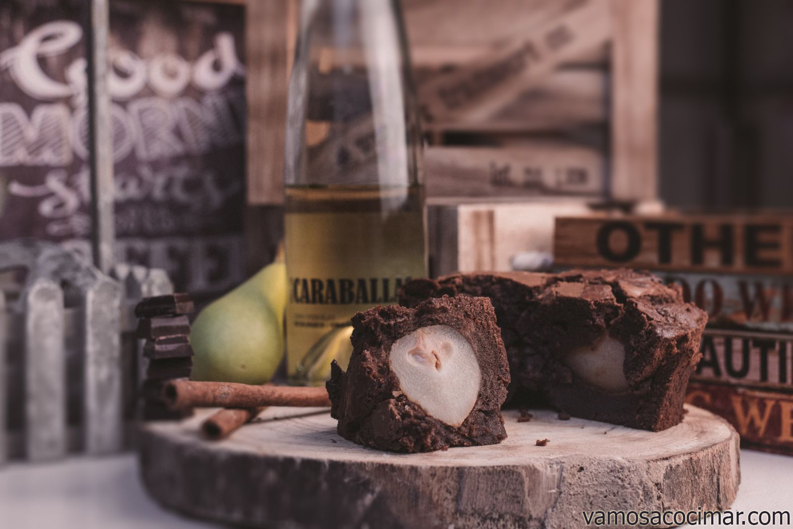 Tarta de chocolate rellena de peras al vino Verdejo Caraballas