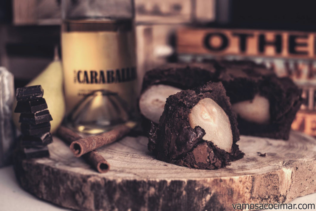 Tarta de chocolate rellena de peras al vino Verdejo Caraballas